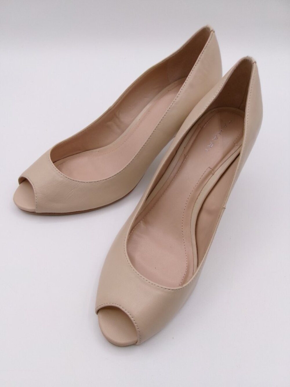 Tahari Jayne Nude Leather Peep Toe Kitten Heel Pumps Size 9M